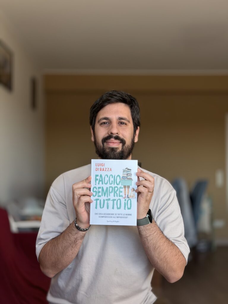Luigi Di Razza mostra la copertina del suo libro Faccio sempre tutto io, edito da Sperling & Kupfer